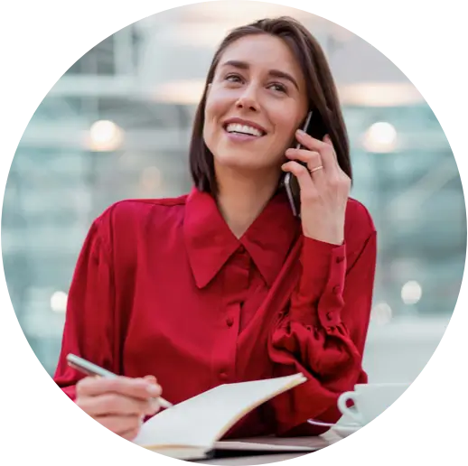 Person mit Headset auf ist am lachen.